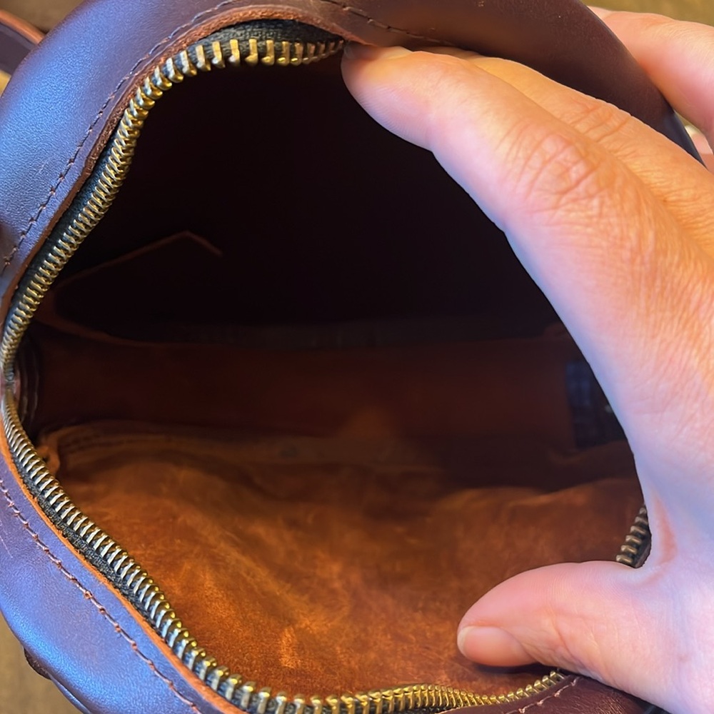 Portland circle bag leather crossbody medium - Picture 8 of 8